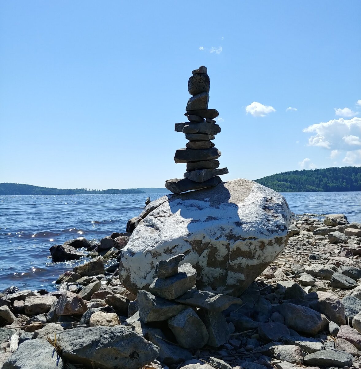 Современная пирамидка на берегу озера