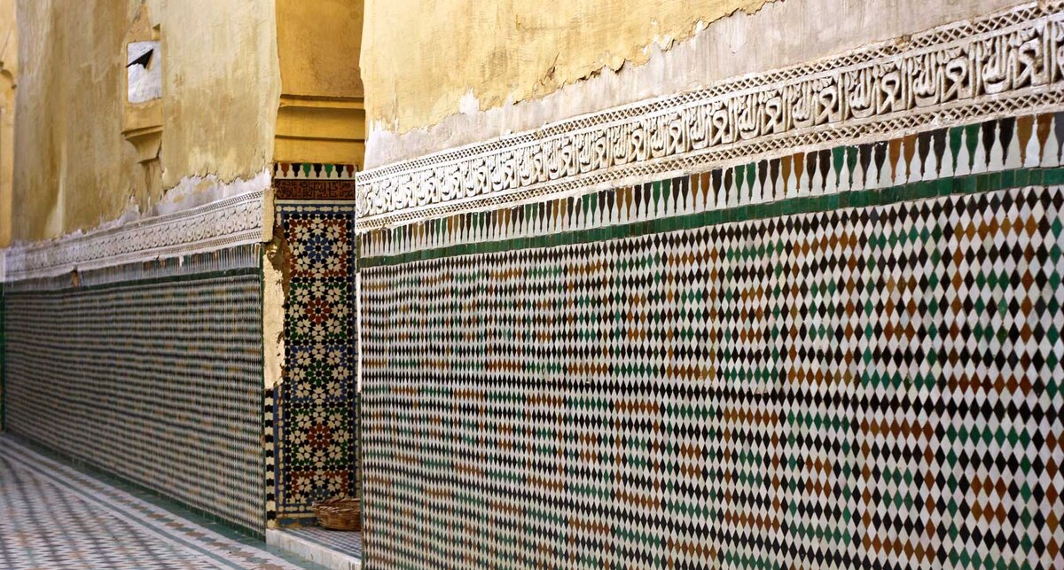 Марокканская плитка в стиле "зеллидж" на одной из стен города Мекнес