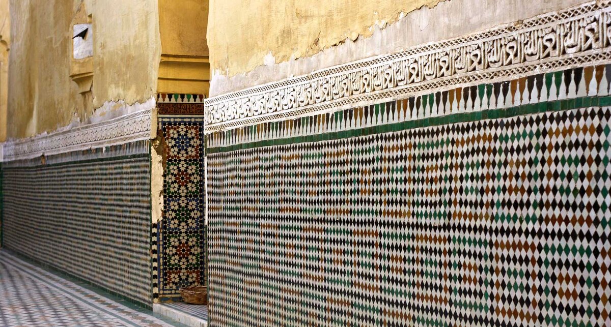 Марокканская плитка в стиле "зеллидж" на одной из стен города Мекнес