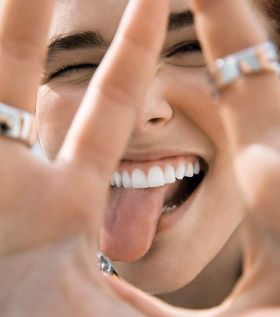 В одно окно смотрели двое. Один увидел дождь и грязь,
другой – листвы зелёной вязь,
весну и небо голубое!
В одно окно смотрели двое...
