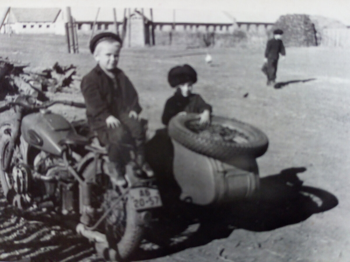 Маленький мальчик на большом мотоцикле «Ирбит»