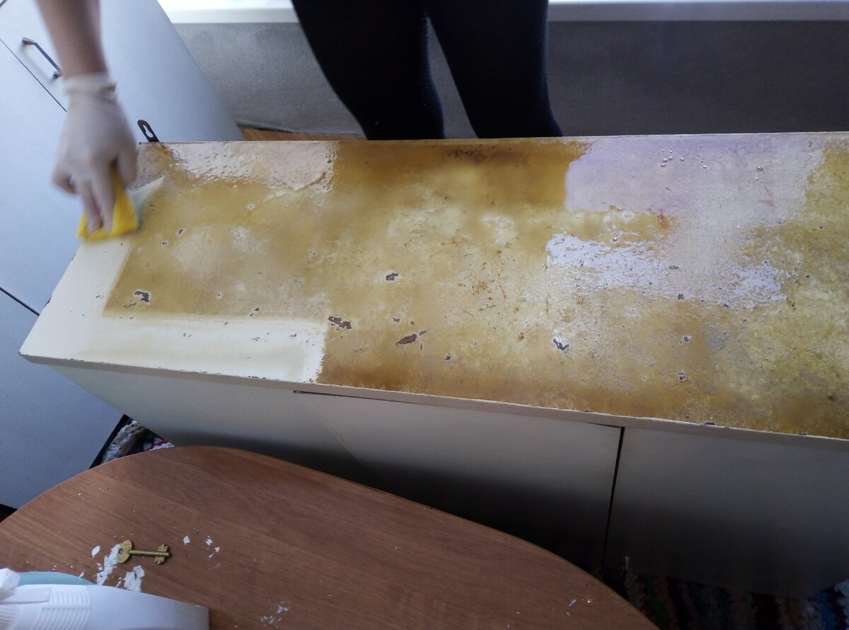 Грязь на верхнем шкафу