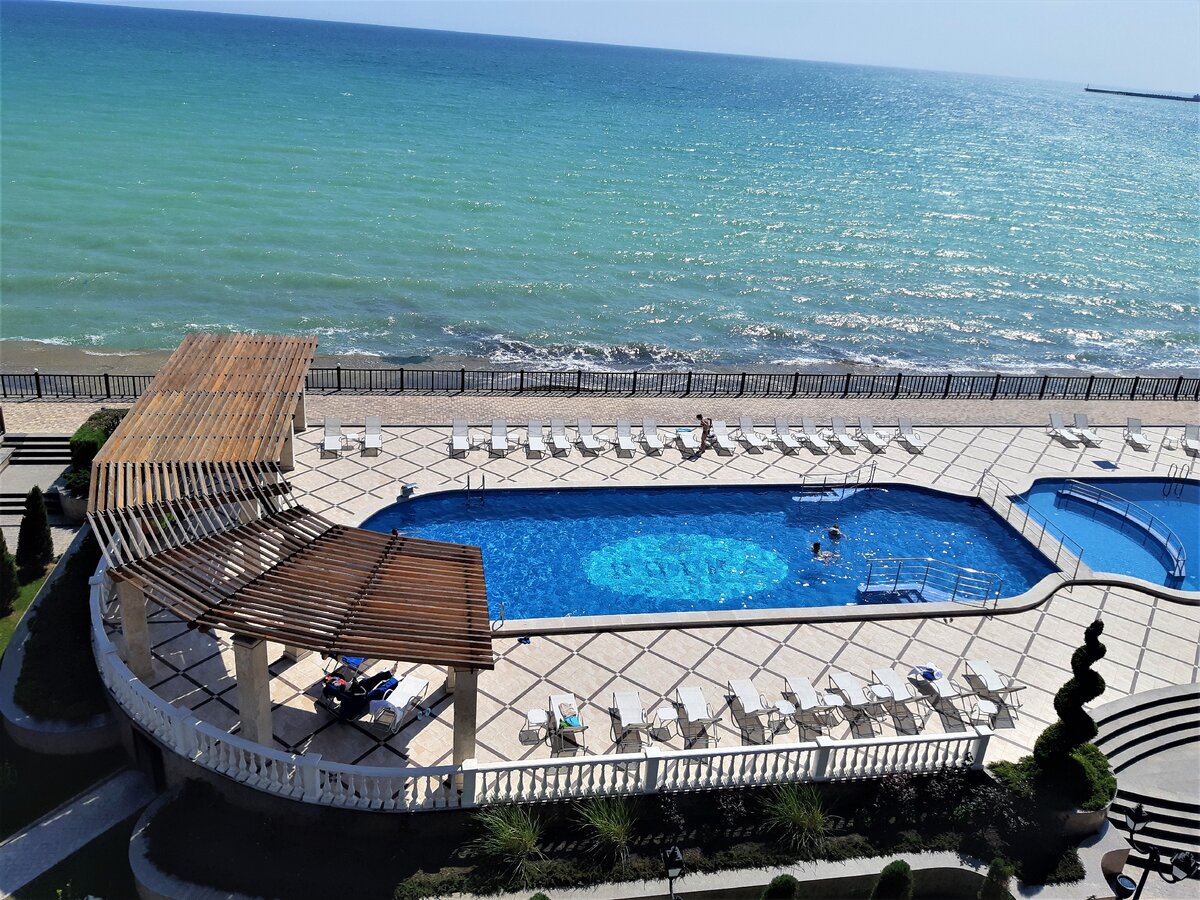 Бассейн с подогревом и с зонами для взрослых и малышей с видом на море