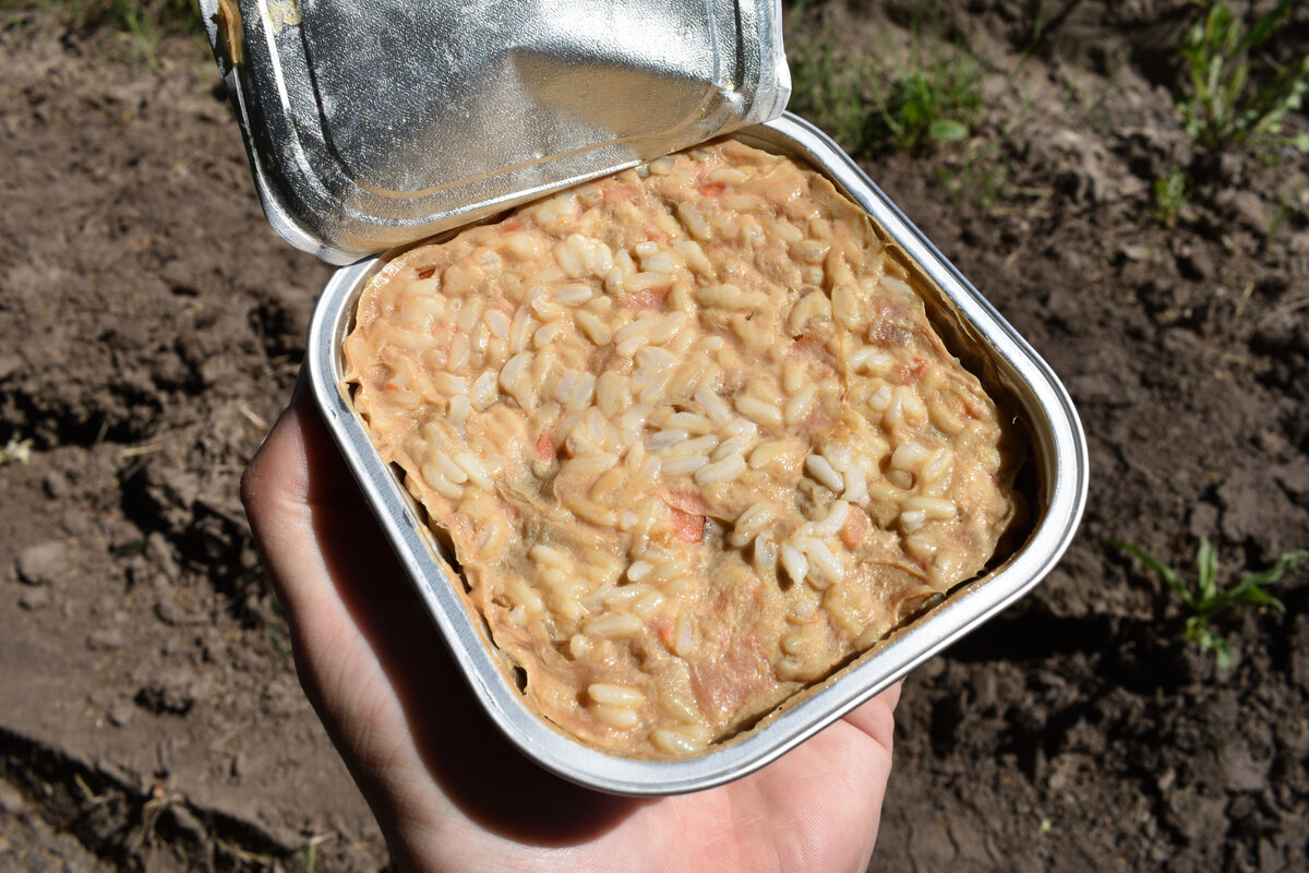 Консервы "Рис с курицей и овощами", бренд - "Бериложка", производитель - Рускон. Вот так выглядит содержимое упаковки.