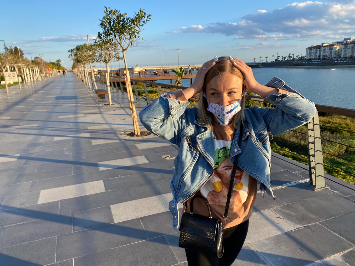 стоит ли сейчас ехать в турцию. курорты турции. едем отдыхать в турцию. девушка на пляже в анталии. турция анталия кирмансидэра лакшари отель.