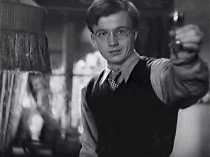 30 лет актёр не замечал свою любовь, она же, узнав о его свадьбе,долго плакала. Ему было почти 60,когда он сделал ей предложение0