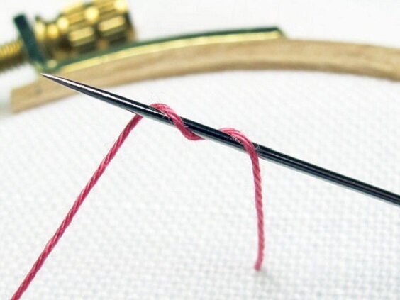 Делаем два витка нити на игле - вот и весь секрет этой техники.