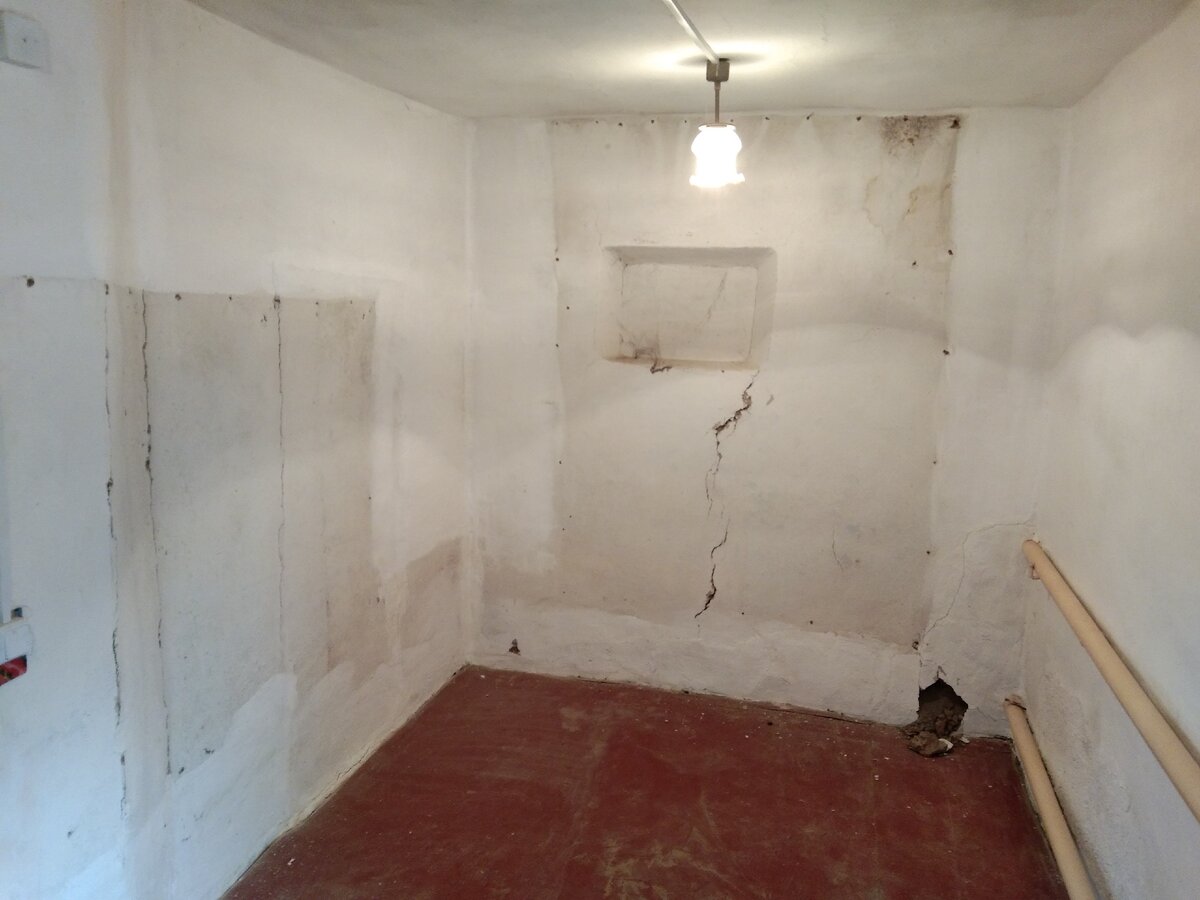 Прямо отчётливо видно где висели ковры и коврики. За одним из них оказалось замурованное окно.