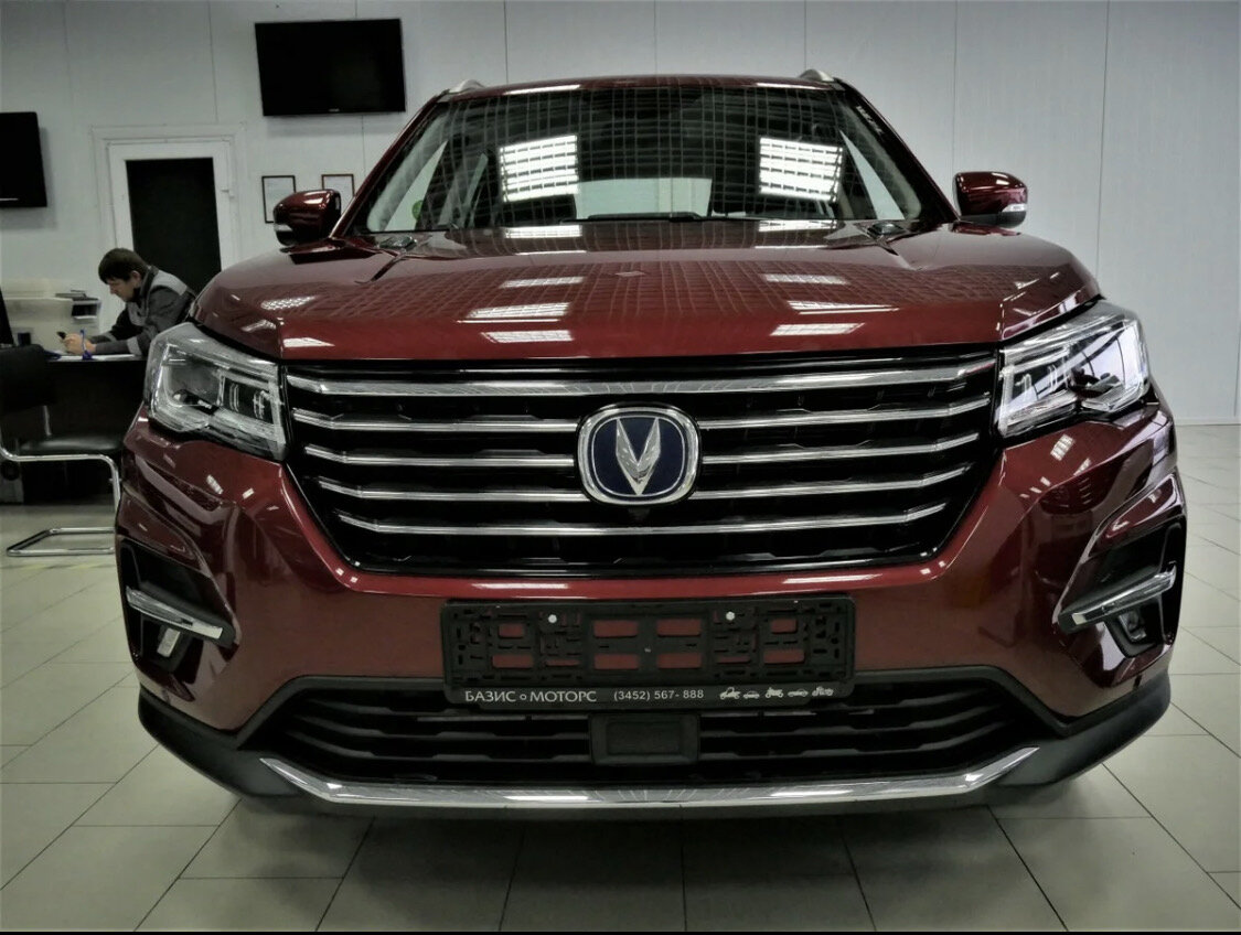Да, действительно, как и у Geely - у Changan машины получаются на европейский манер. Особенно 75-ая модель! Массивная решетка радиатора, фары у нас светодиодные вкруг, а передние с функцией адаптивного освещения, конечно, посмотреть как она работает не удалось, т.к. делать это надо ночью, но, в целом, мировые производители умеют делать хорошую адаптивную оптику, за китайцев такого пока сказать не могу!
