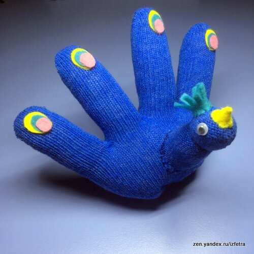 Павлин из перчатки. Фото Кати Владимировой