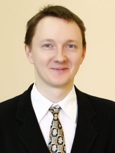 Алексей Колин, начальник Научно-образовательного центра «Независимые комплексные транспортные исследования» , рассказал, почему строительство ВСМ Москва-Санкт-Петербург по его мнению необходимо: «Неоднократно высказывался скепсис относительного того, зачем нужна ВСМ, если есть сапсан. Во всем мире высокоскоростное сообщение призвано повысить подвижность населения, экономическую активность и снизить нагрузку на авиационный и автомобильный транспорт. При запуске сапсан, как не парадоксально, доля авиации не только не уменьшилась, но и увеличилась. В 2008 году в соотношение железная дорога-авиация, доля авиации составляла 24%, а к 2019 году увеличилась до 33%. Причем, динамика роста наблюдалась во все годы с 2010 по 2019 год. На это есть свои причины. Первое, пропускная способность для поездов сапсан является дефицитной. Время в пути — 3,5 часа и, если быть честными, такое время в пути имеют только два поезда из 14. В пиковые дни все места на поезда сапсан раскупаются. Второе, особенность России состоит в том, что при оценки ВСМ обязательно нужно учитывать объем грузовых перевозок по маршруту. Да, действительно, в центральной европейской части России плотность населения в 2 раза ниже, чем, например, во Франции, но плотность железных дорог так же ниже в 4 раза, а грузонапряженность железных дорог выше в 10 раз. В 2000-2010 годах, когда грузовое движение было отклонено на Вологодский ход, размер убытков составил около 10 млрд рублей в год. Была потеряна конкурентоспособность железных дорог из-за увеличения сроков доставки. Вместе с тем, был потерян потенциал для ускоренных перевозок. Конечно же, при оценке эффективности ВСМ, необходимо учитывать что она высвобождает пропускную способность существующих железных дорог для нужд грузовых перевозок. Это касается не только ВСМ Москва-Санкт-Петербург, но и других ВСМ в России».