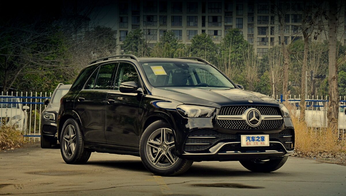 На китайском рынке Mercedes GLE 450 с наддувным мотором 2.5 уже продаётся, а цена после перехода на менее объёмистый двигатель упала на 35 000 юаней (405 тысяч рублей) — до 799 800 юаней (9,3 млн рублей). В России же за GLE 450  просят от 8 400 000 рублей.