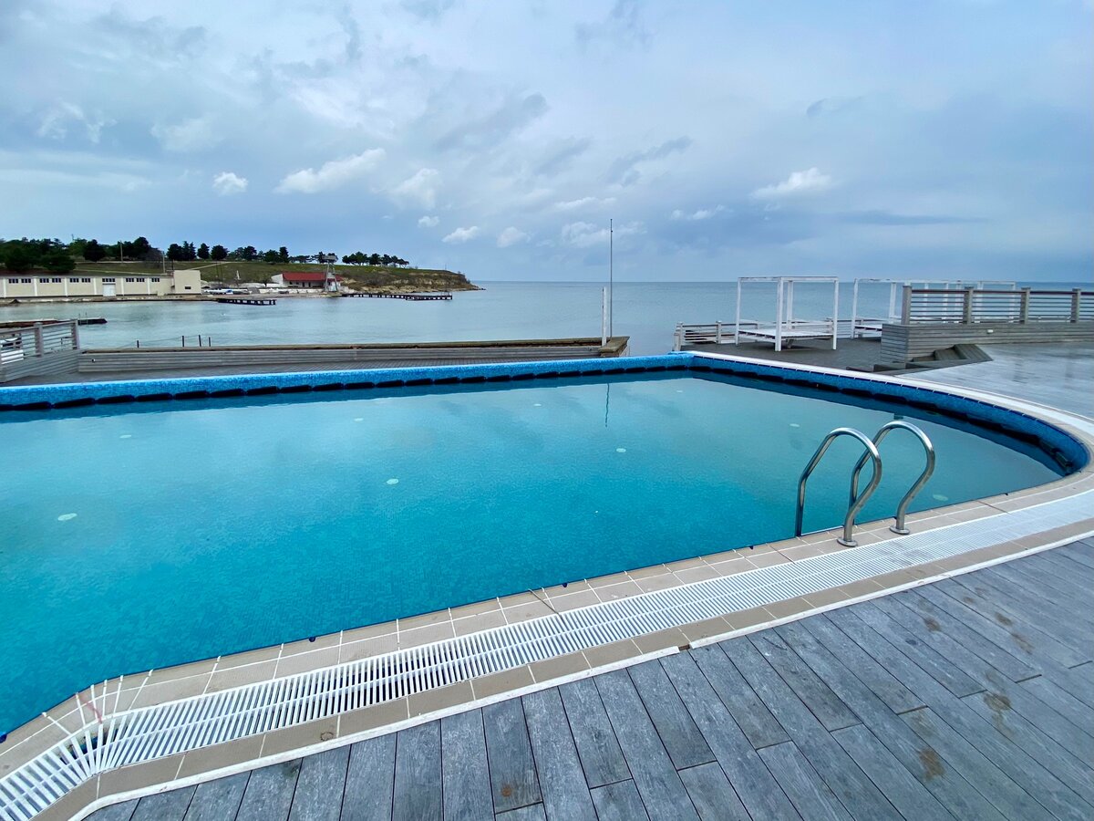 Из бассейна кажется, будто находишься в море. Да ещё и вода в нём солёная. 