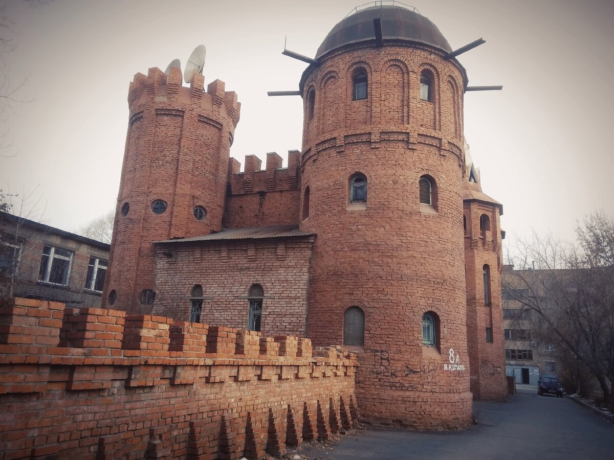 Здание по улице Я. Купалы. Построено не так давно, но это, похоже, единственное здание в Орске, похожее на крепость.