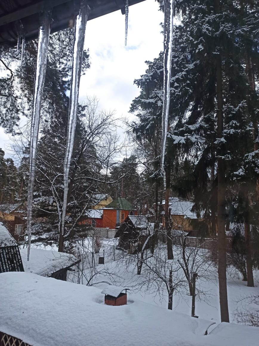 Солнце стало припекать, сосульки растут прямо на глазах...
