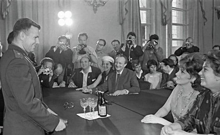 Джина Лоллобриджида и Юрий Гагарин на II Московском международном кинофестивале, июль 1961. Фото Я. Халипа | Фото: dubikvit.livejournal.com