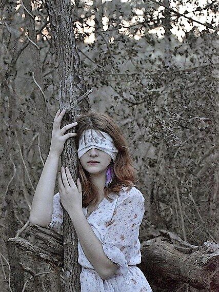 С завязанными глазами и в тёмном лесу пытаться выжить