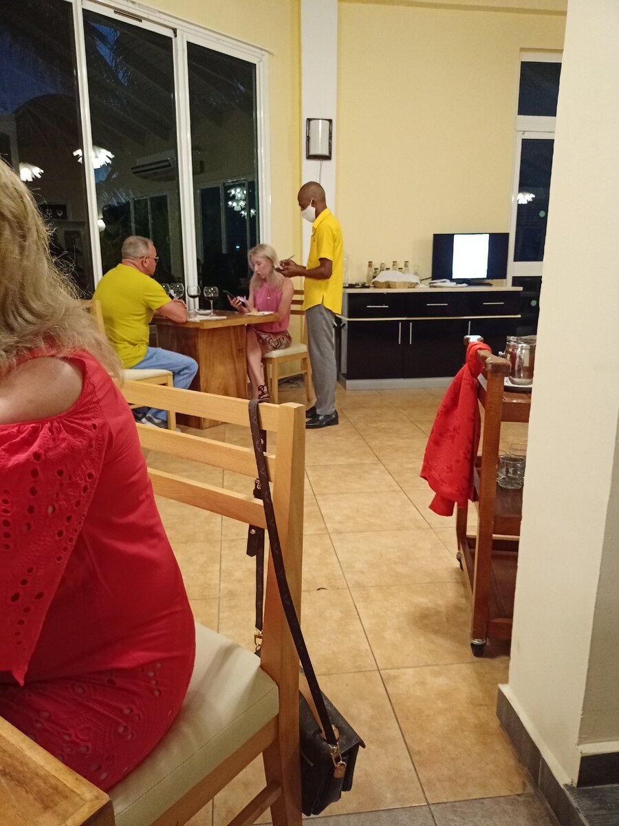 обслуживают всех , кто заранее забронировал "аля карте"