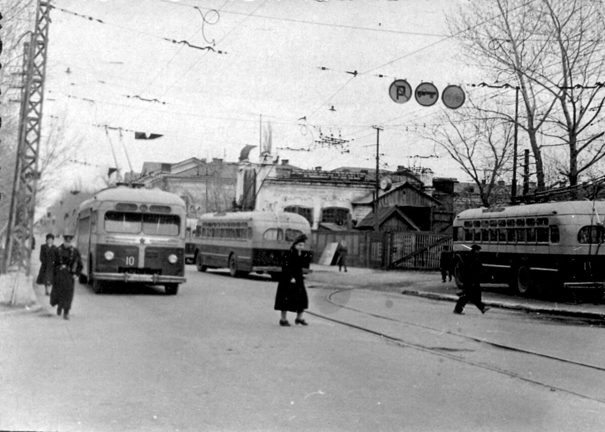 Проспект Ленина. Один из троллейбусов не поместился в депо и стоит на тротуаре (справа).