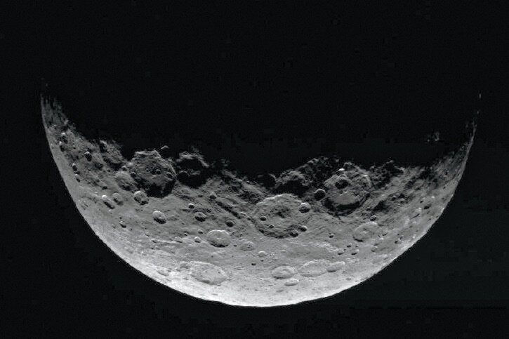 Фото: NASA/JPL-Caltech/UCLA/MPS/DLR/IDA / Церера. Снимок сделал аппарат Dawn в 2015 году с расстояния 13 600 км