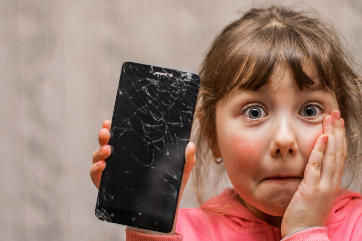 Ребенок с разбитым телефоном