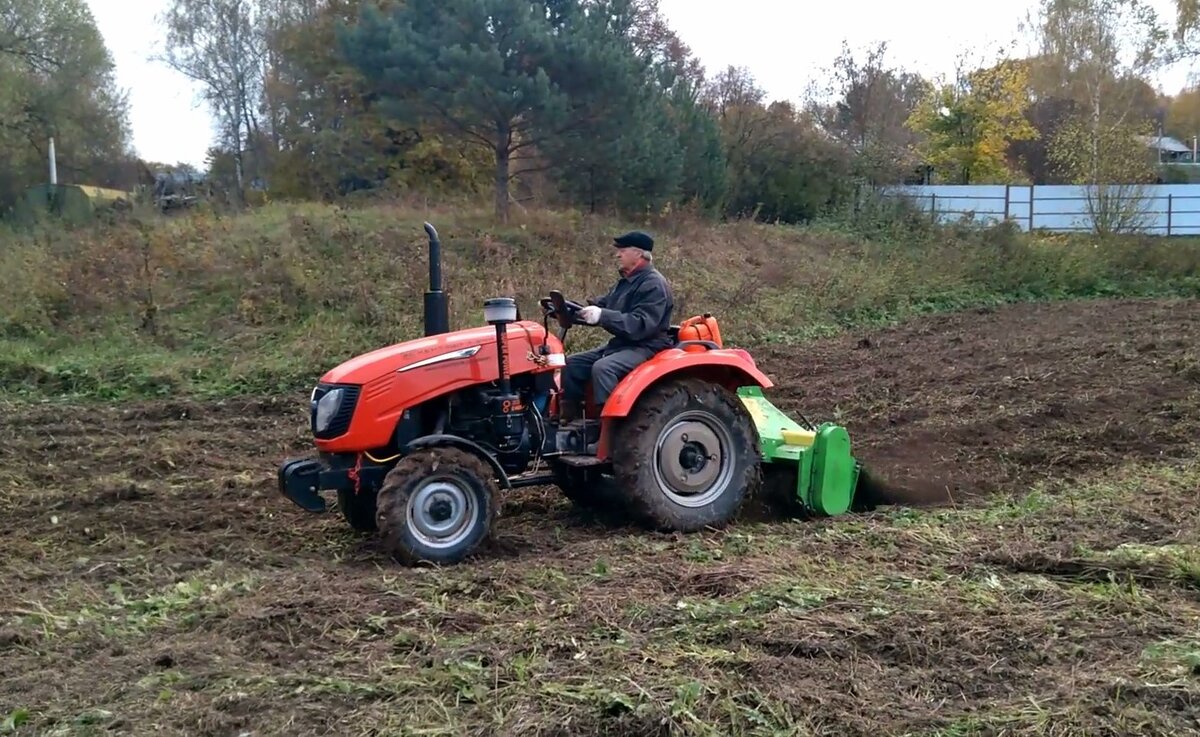 Партнер Петр Иванович за рулем артельного трактора