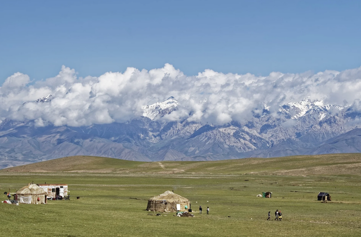 Кунгой. Киргизия и Кыргызстан. Кыргызстан Киргизия Kyrgyzstan Юрты. Горы Кыргызстана боз уй. Природа Кыргызстана юрта горы.