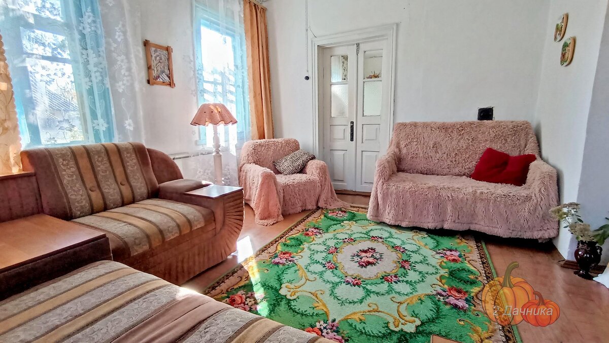 Самая большая наша комната, когда к нам приезжают внуки, она становится гостевой.