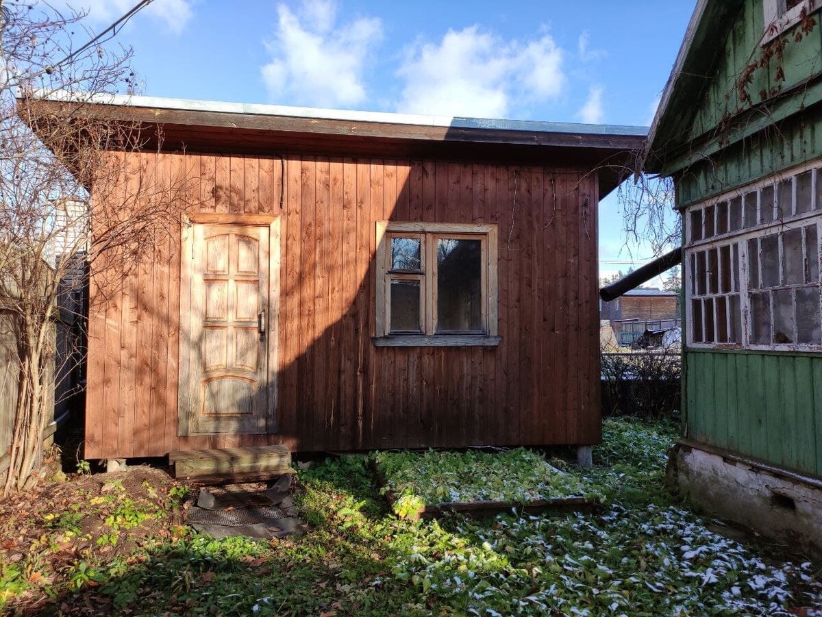 Садовый дом в углу