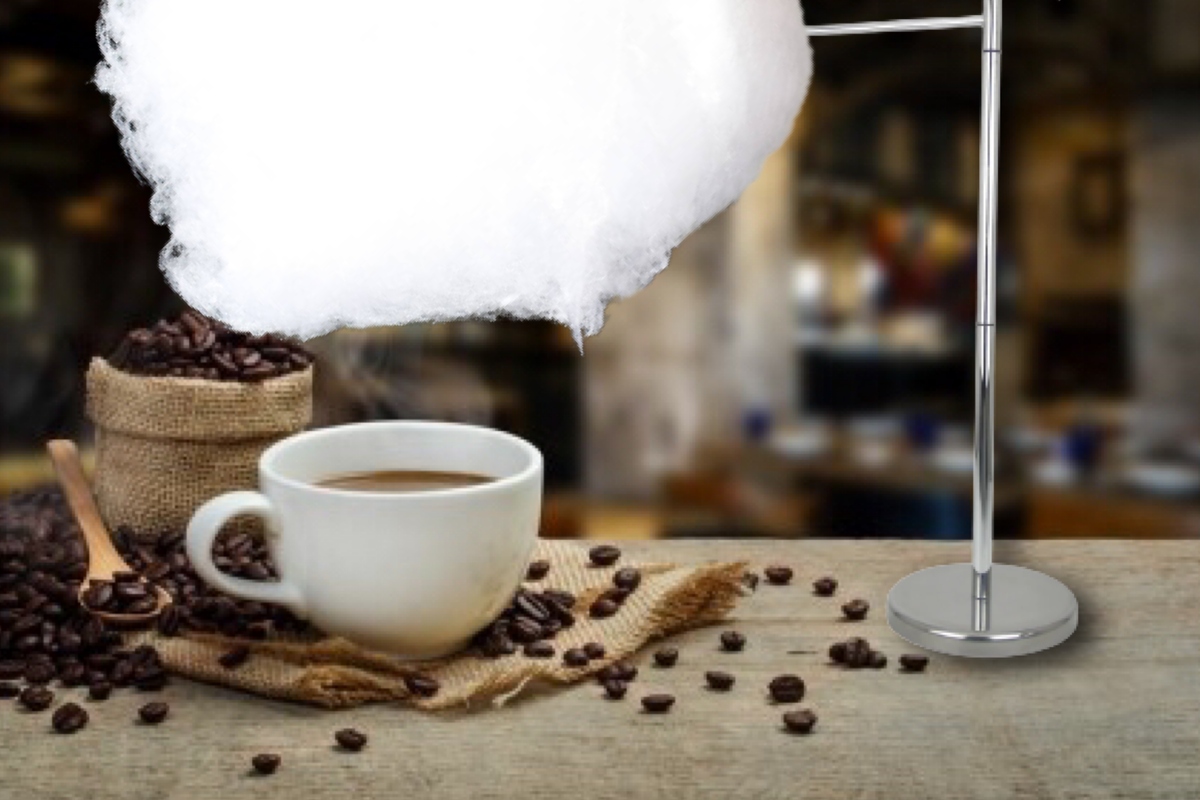 Один из запоминающихся вариантов сервировки этого напитка-это чашечка над которым висит небольшое "облако" сахарной ваты.