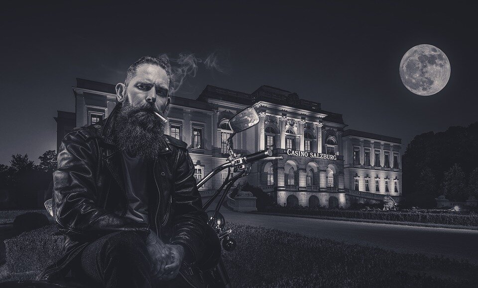 Как правило Дядьки -байкеры предпочитают носить бороду 