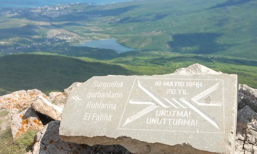 Unutma! Unutturma! Надпись на крымскотатарском на горе Эклизи Бурун в честь 70-летия депортации. 