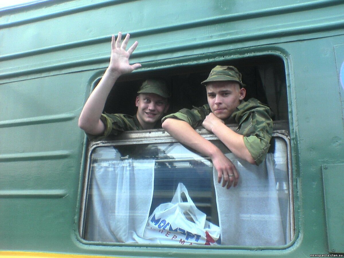 Проводы солдата. Поезд в армию. Провожают в армию. Солдаты в поезде.