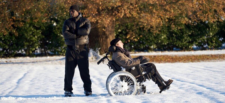 Омар Си с коллегой по съёмочной площадке фильма «1+1», kinopoisk.ru