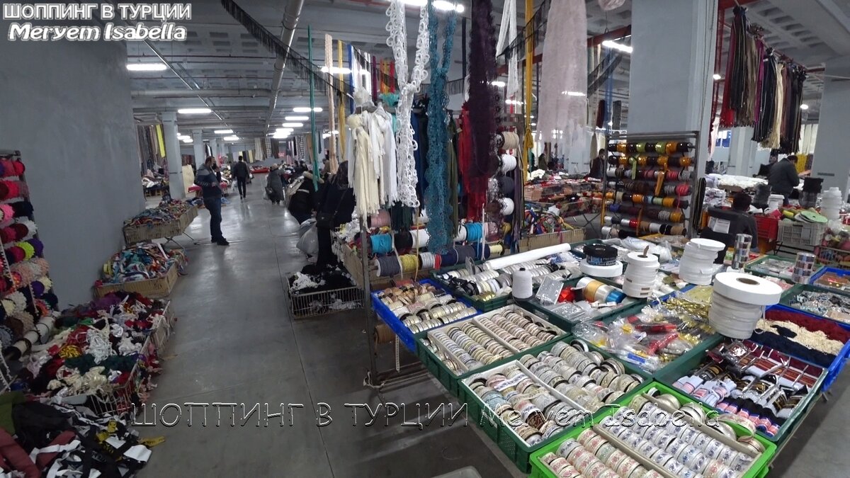 Немного криповатое это место, но найти классные ткани и дополнительные материалы здесь можно. На канале есть обзоры этого рынка.