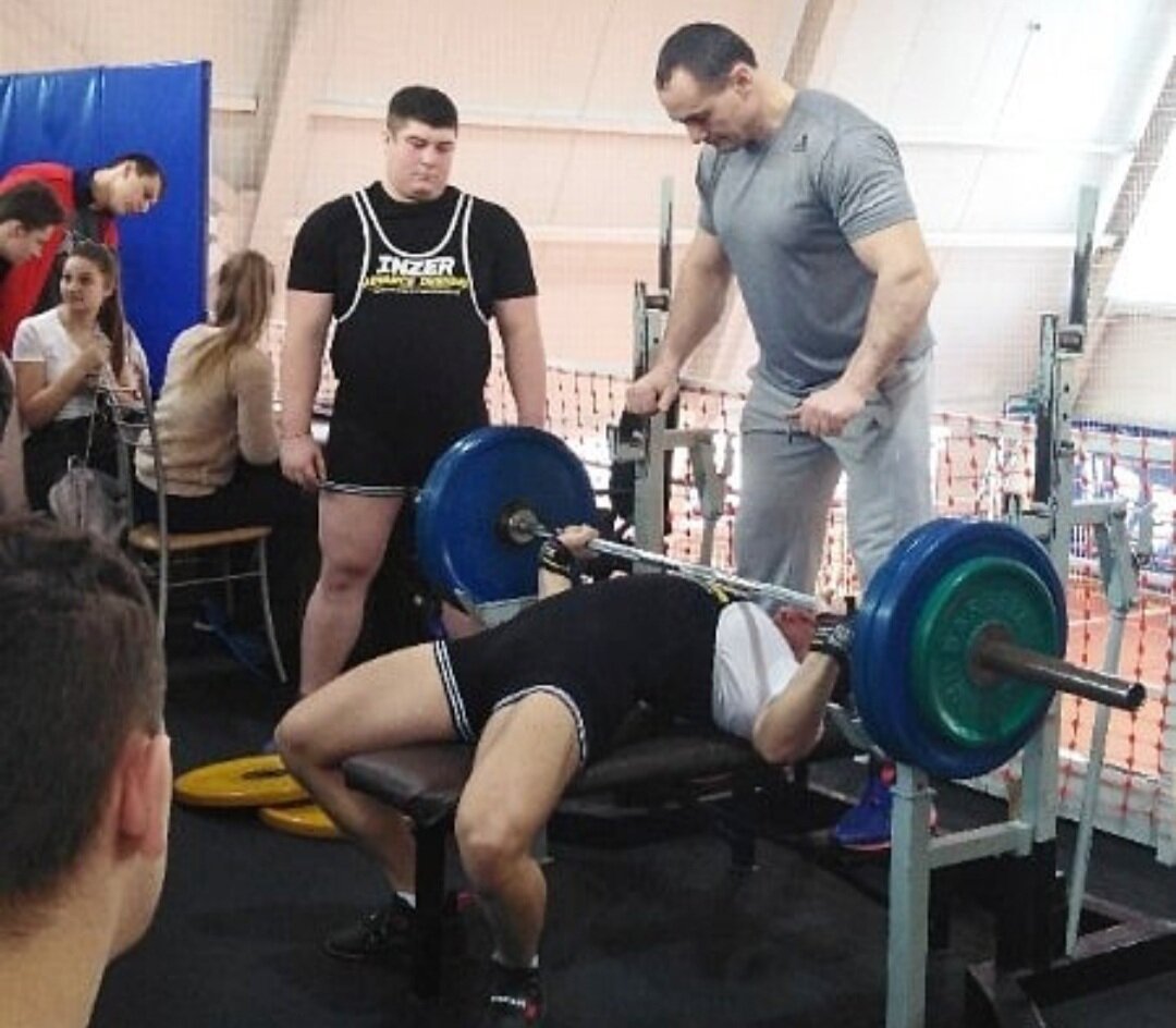 Правильное положение локтей в жиме лёжа и отжиманиях от пола.