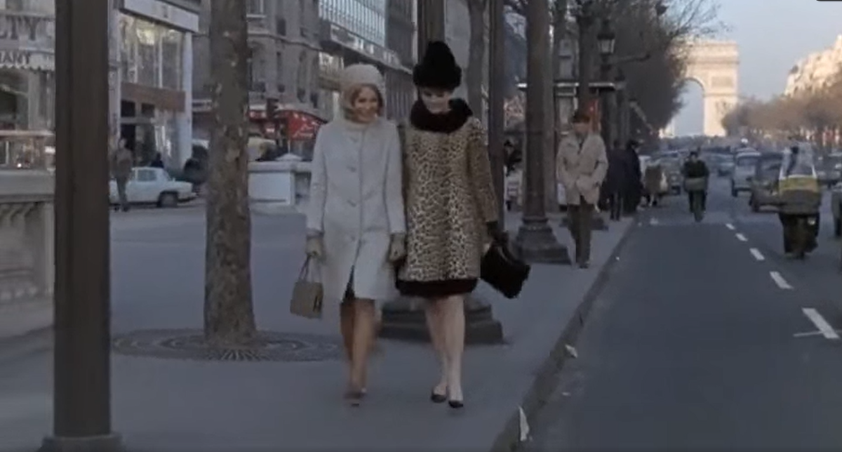 Героини Ширли Маклейн и Аниты Экберг гуляют по Парижу в фильме "Семь раз женщина"