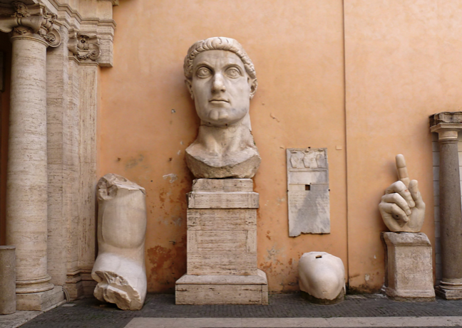 Части огромной скульптуры Константина Великого, Капитолийские музеи, Рим. Лицо выглядит странно, считается, что изображение Константина было выбито на уже существовавшей голове другого императора - Максенция. Получилось  "не совсем похоже". Есть и другая версия, в IV веке императоры уже были божественны при жизни, поэтому, изображали их не как обычных людей, а с взглядом, устремлённым вдаль и с символически изваянным лицом. Я не считаю таку версию верной, посмотрите ниже очень даже реалистичное изображение Константина и тоже IV века.