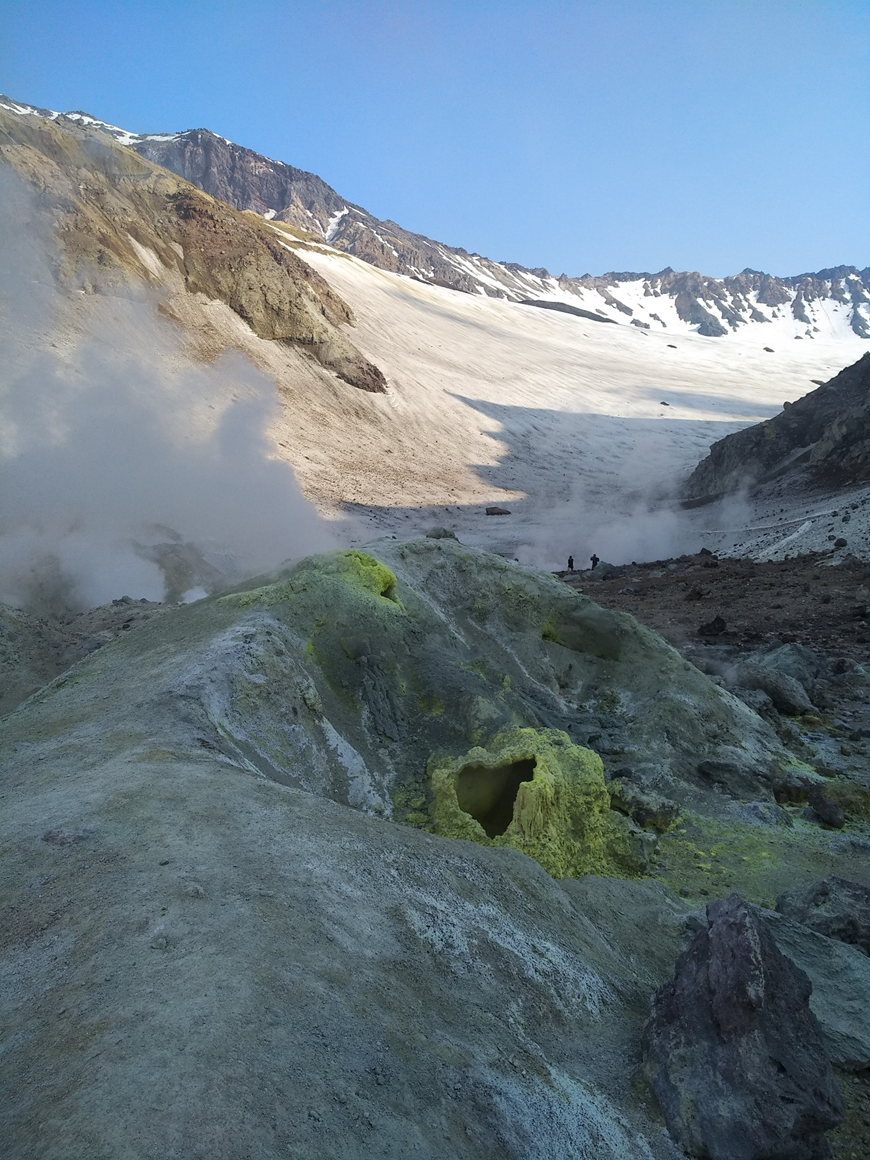 Фумаролы на склоне вулкана Мутновский