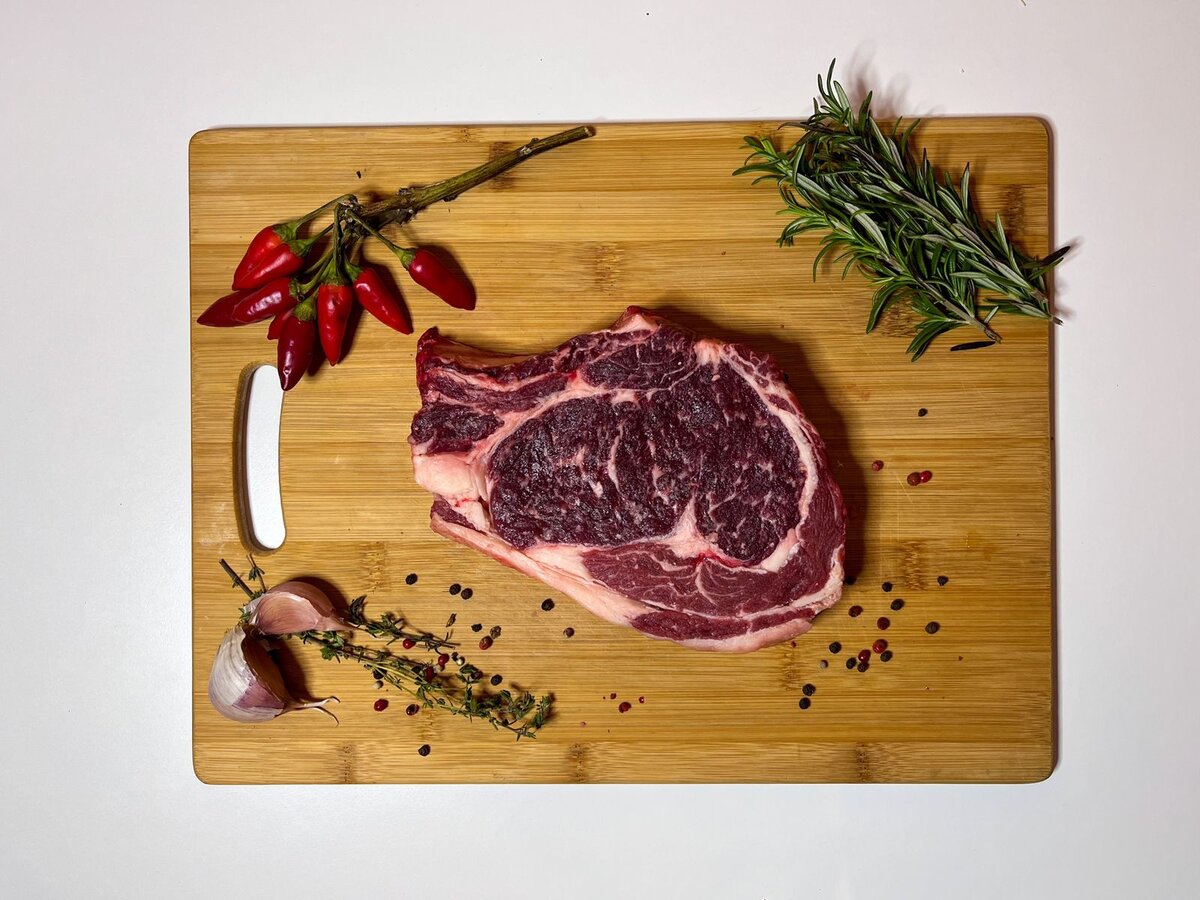 
ПОШАГОВОЕ ПРИГОТОВЛЕНИЕ

 Время приготовления: 1 ч

Шаг 1.
Как сделать стейк из свинины на кости? Подготовьте для этого необходимые ингредиенты. Стейк выбирайте с небольшим количеством жирка и маленькой косточкой. Набор специи, так же, выбирайте на свой вкус. К мясу прекрасно подойдет тимьян, розмарин, орегано или базилик. Я буду использовать сушеный базилик.

Шаг 2.
Стейки ополосните в проточной воде, а затем полностью обсушите с помощью бумажного полотенца, чтобы удалить с них лишнюю влагу. Выложите свинину на доску и посыпьте солью и перцем. Вотрите их в каждый кусочек.

Шаг 3.
Слегка сбрызните мясо соком лимона. Благодаря этому оно немного увлажнится и лучше впитает в себя специи.


Шаг 4.
Посыпьте мясо специями и сушеным базиликом. Так же вотрите все в мясо. Снаружи смажьте мясные кусочки небольшим количеством оливкового масла.


Шаг 5.
Накройте мясо пищевой пленкой и немного побейте кулинарным молоточком, чтобы лучше впитать в него маринад. Теперь оставьте стейк в таком виде минут на 20-30. За это время мясо пропитается маринадом и будет готово к жарке.


Шаг 6.
Для жарки возьмите удобную широкую сковороду и разогрейте её до горячего состояния. Выложите подготовленные стейки на сухую сковороду и обжарьте с каждой стороны по 5-6 минут. Мясные соки сразу же запечатаются внутри куска.


Шаг 7.
Обжарьте еще раз с каждой стороны по 2-3 минуты и снимайте с огня. Дайте мясу немного полежать - отдохнуть. На это хватить 10 минут.


Шаг 8.
Стейк на косточке из свинины готов! Подавайте к столу, дополнив гарниром из запеченного картофеля и свежими овощами. Приятного аппетита!

Для приготовления стейка выбирайте мясо, которое не подвергалось заморозке, чтобы оно не теряло свои соки. Если нет такой возможности, то размораживайте мясо в холодильнике, не подвергая его экстремальной разморозке.

Помимо свинины в этом блюде можно использовать любое другое мясо. Учитывайте, что время приготовления, а также вкус и калорийность блюда изменятся. Например, говядина готовится дольше, чем свинина, а куриное филе или индейка меньше.