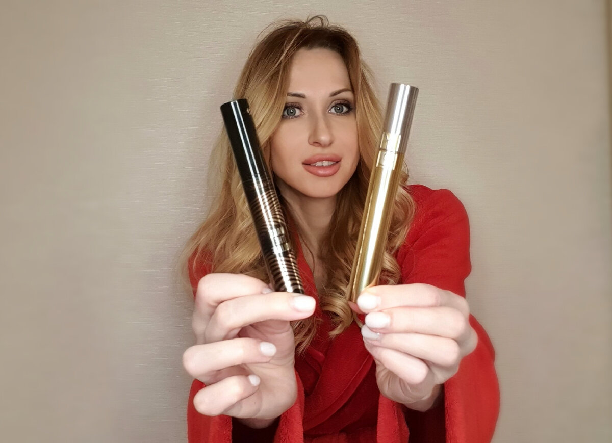Справа у меня - одна из самых популярных тушей от YVES SAINT LAURENT за 3590 рублей (по нынешним ценам, и практически не купить). Она славится тем, что расходуется до последней капли и делает ресницы фантастически черными. А слева - отличный аналог ART-VISAGE MAKE UP VOLUME за 408 рублей (которая стала теперь моей любимицей, поскольку не просто делает ресницы очень черными и эффектно разделёнными, но выдерживает и слёзы, и снегопад)