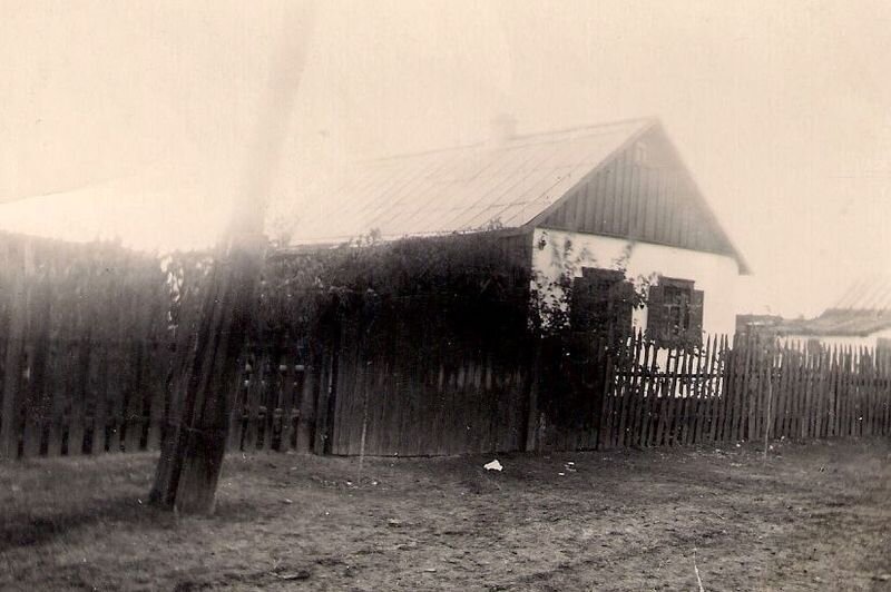 дом Деда, начало 50-х. еще нет черешень вдоль забора, еще дом не обложен кирпичом, еще нет пристроек, летней кухни, вс это появится потом, со временем