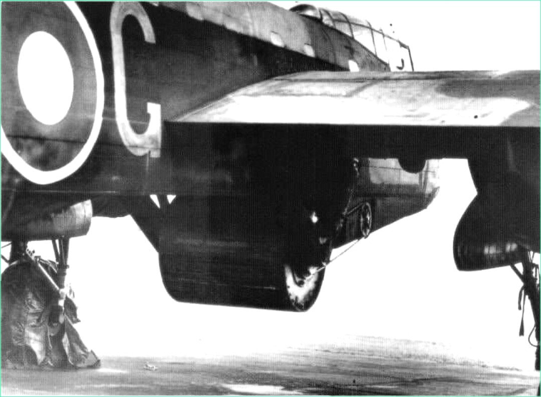 Прыгающая бомба, самолет британских ВВС - Ланкастер. Это был единственный самолет, способный осилить вес этого снаряда. Фото из открытых источников.