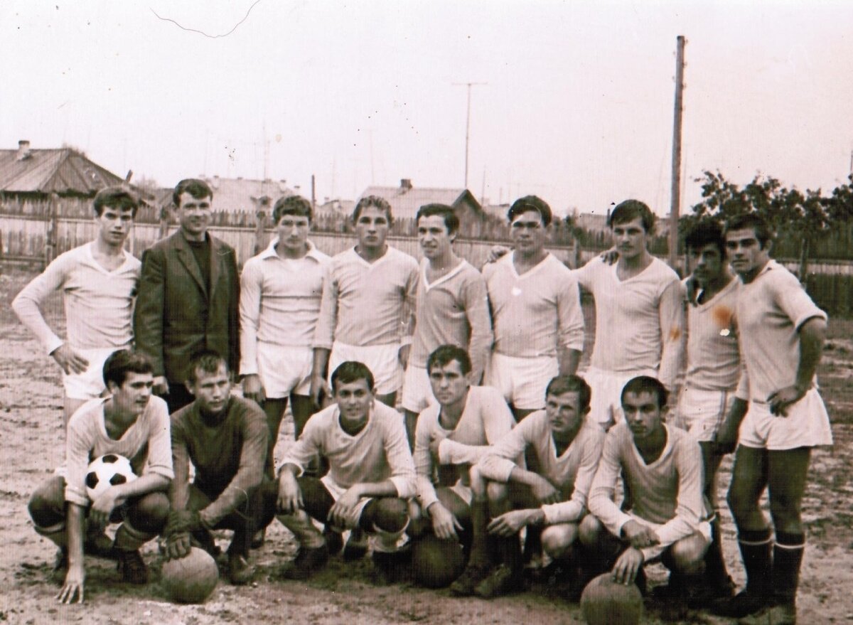 ФК ВОСХОД п.Красногорский. Дядя четвертый слева в верхнем ряду.