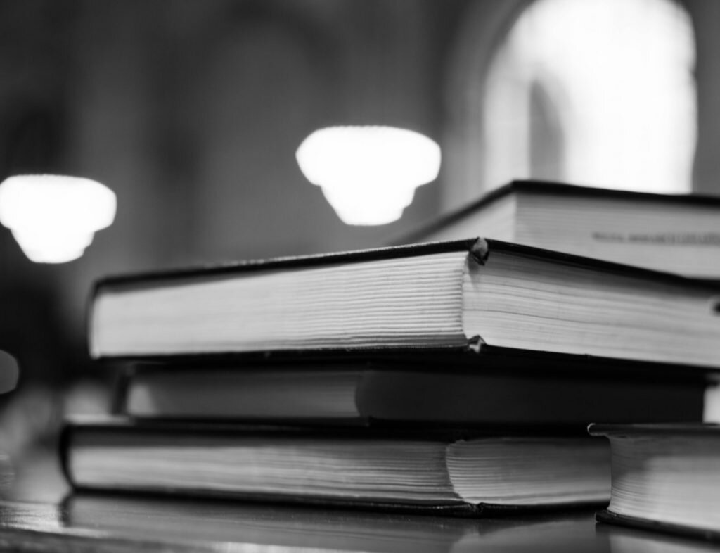 Книги ждут своего часа. Изображение: https://caidex.com.au/blog/