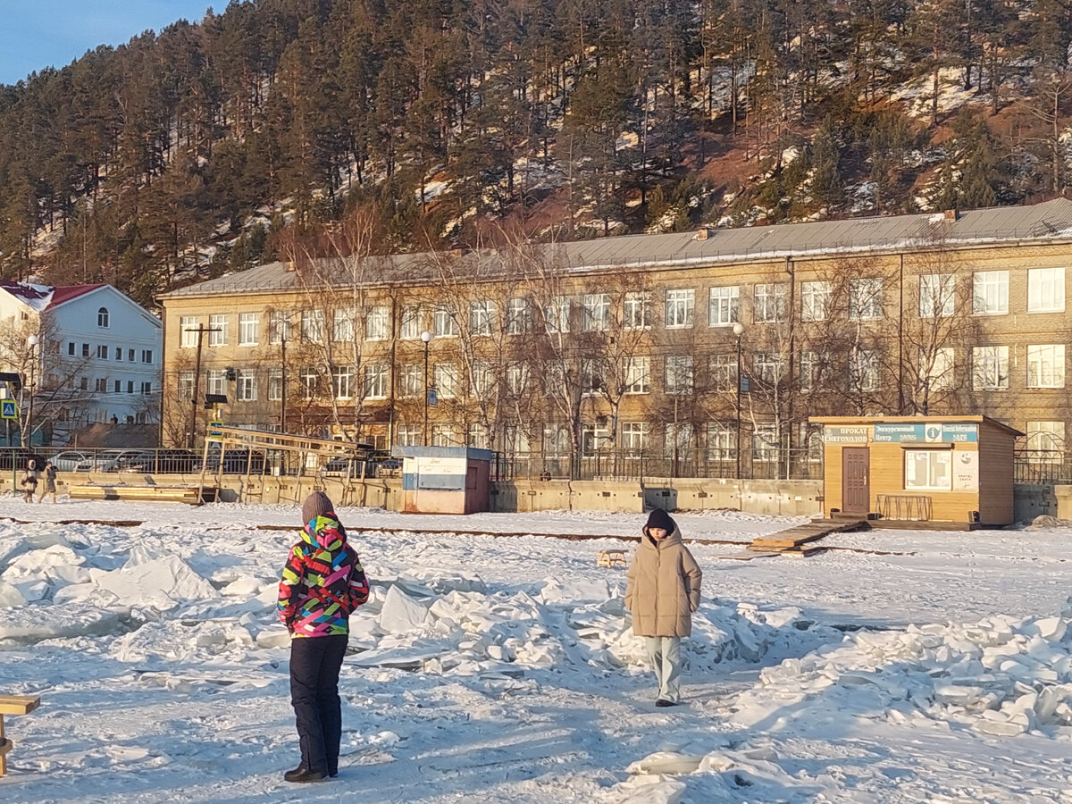 Листвянская средняя школа. Фото автора.