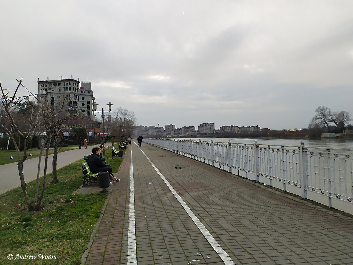 Пешеходная и вело аллея по берегу Кубани