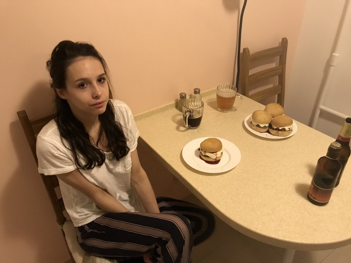 Фотография из личного архива этого периода. Абсолютно потерянный взгляд. Мыслями я воообще конечно была не в моменте.  2018 год.