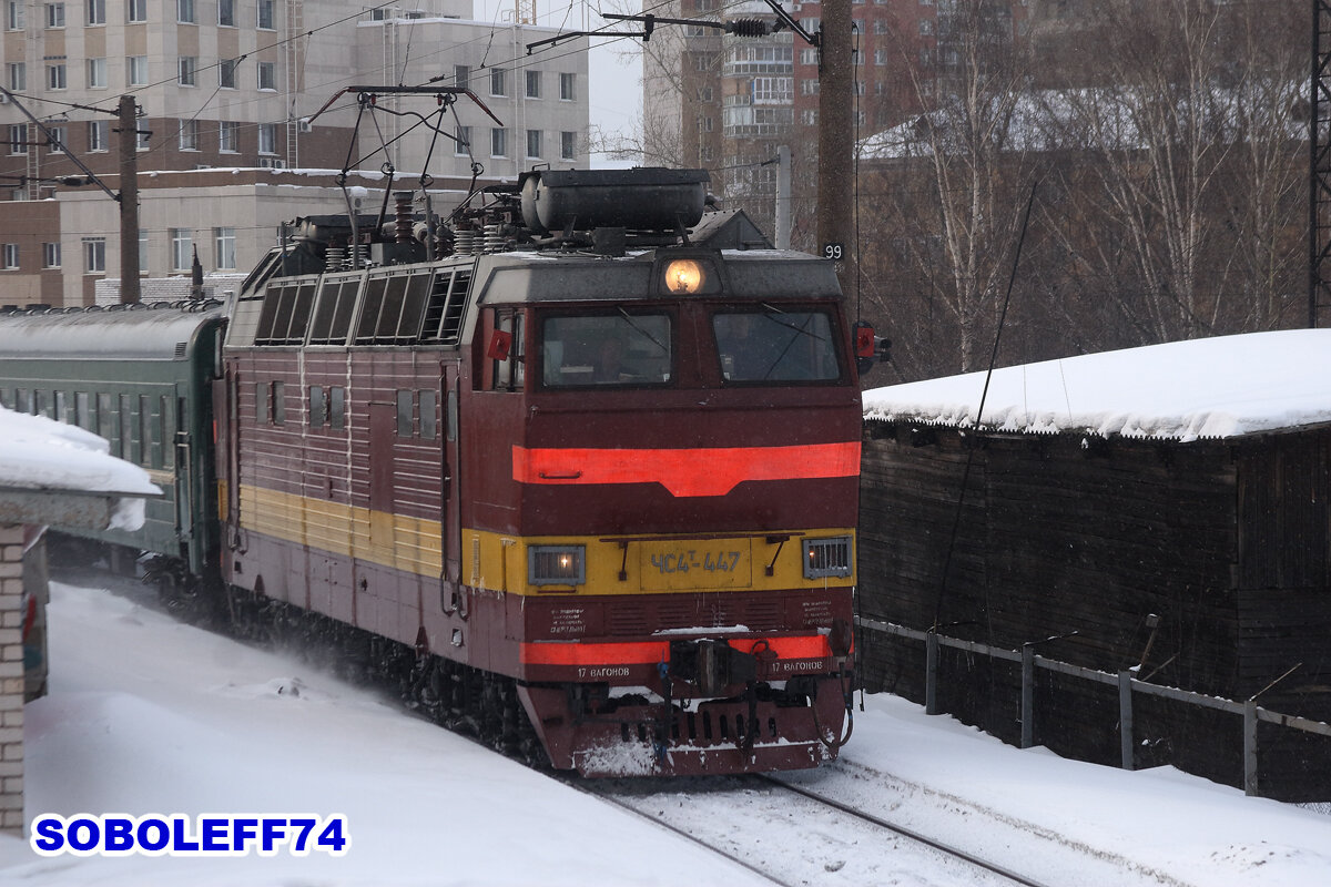 Электровоз ЧС4Т-447 с пассажирским поездом. Станция Киров Горьковской железной дороги. Март 2011 года