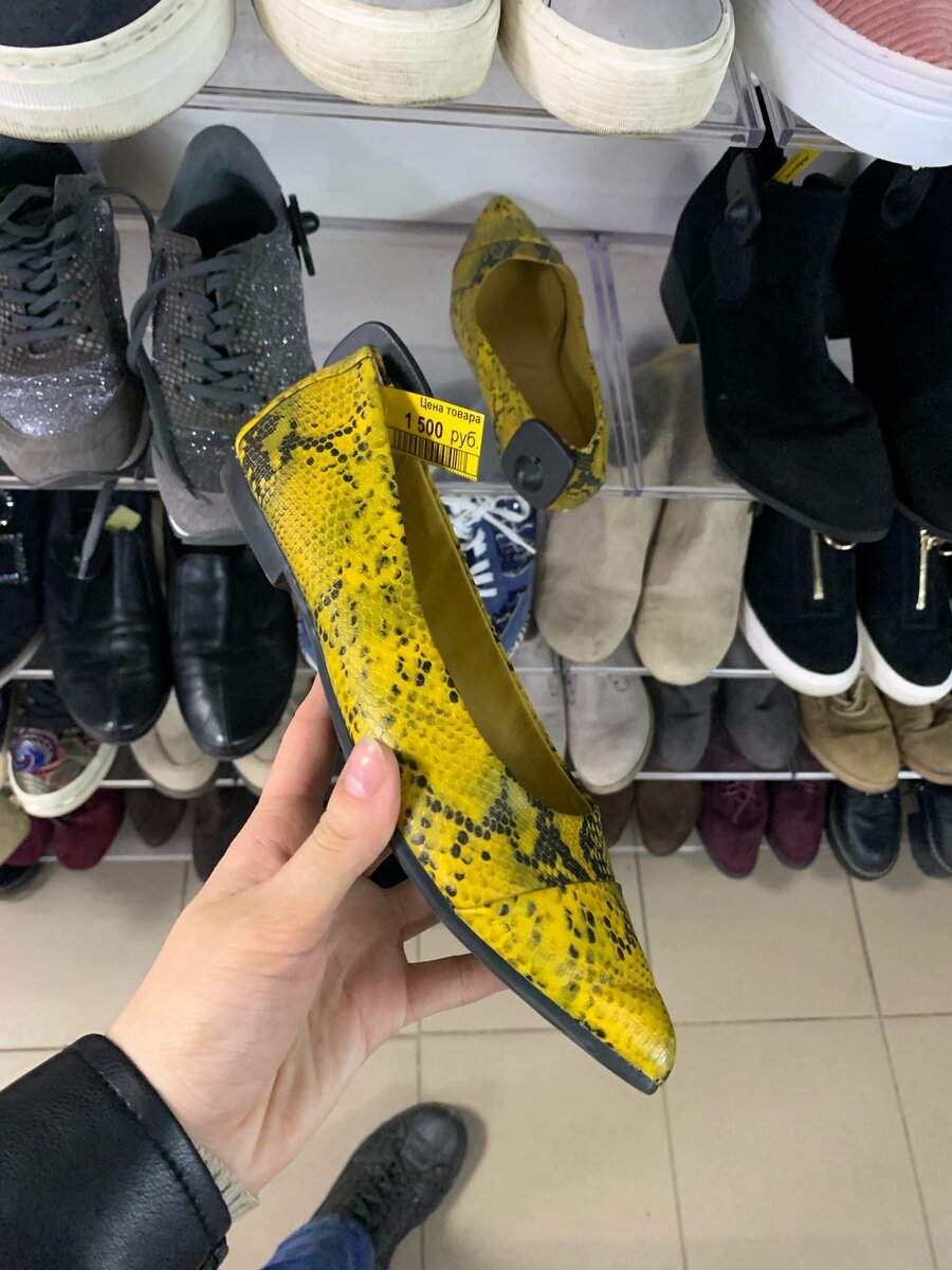 Интересные балетки, кожа не натуральная. Но цвет весьма оригинальный. Состояние отличное.